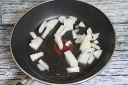 название картинки Икра из баклажанов на сковороде