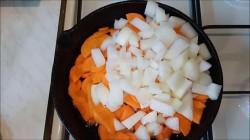 Икра из кабачков с томатной пастой и морковкой