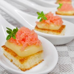 Гренки с красной икрой мойвы