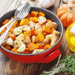 Индейка кусочками с зеленью чесноком тыквой