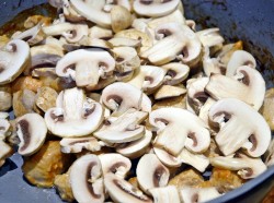 название картинки Индейка с грибами в сливочном соусе