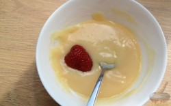 Йогуртовые трюфели с клубникой и белым шоколадом - шаг 5 Йогуртовые трюфели с клубникой и белым шоколадом - шаг 5