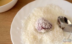 Йогуртовые трюфели с клубникой и белым шоколадом - шаг 6 Йогуртовые трюфели с клубникой и белым шоколадом - шаг 6