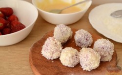 Йогуртовые трюфели с клубникой и белым шоколадом - шаг 7 Йогуртовые трюфели с клубникой и белым шоколадом - шаг 7