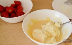 Йогуртовые трюфели с клубникой и белым шоколадом - шаг 8 Йогуртовые трюфели с клубникой и белым шоколадом - шаг 8