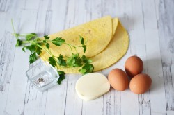 Тортилья с сыром и яйцом на сковороде