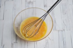 Тортилья с сыром и яйцом на сковороде