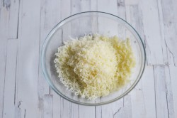 Тортилья с сыром и яйцом на сковороде