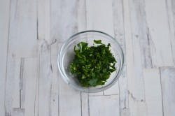 Тортилья с сыром и яйцом на сковороде