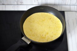 Тортилья с сыром и яйцом на сковороде