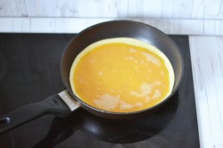 Тортилья с сыром и яйцом на сковороде