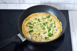 Тортилья с сыром и яйцом на сковороде