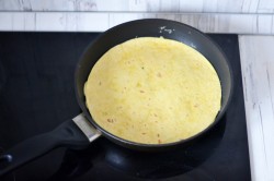 Тортилья с сыром и яйцом на сковороде