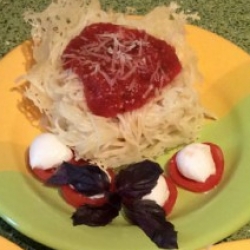 Сырные корзиночки с пастой и соусом болоньезе