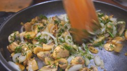 Жареные шампиньоны с приправой магги