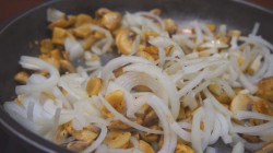 Жареные шампиньоны с приправой магги