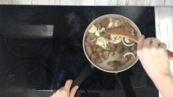 Жареная говядина на сковороде - шаг 7