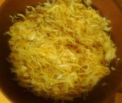 Жареная капуста с куриной печенью