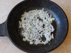 название картинки Жареная картошка с луком на сковороде