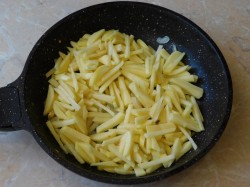 название картинки Жареная картошка с луком на сковороде