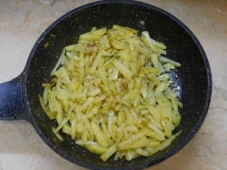 название картинки Жареная картошка с луком на сковороде