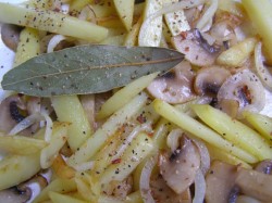 Жареная картошка с шампиньонами и луком