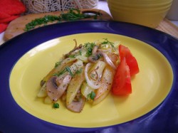 Жареная картошка с шампиньонами и луком