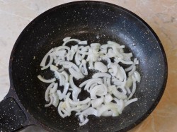 Жареная картошка с шампиньонами на сковороде