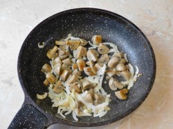 Жареная картошка с шампиньонами на сковороде