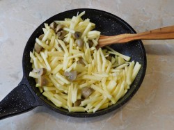 Жареная картошка с шампиньонами на сковороде