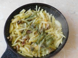 Жареная картошка с шампиньонами на сковороде