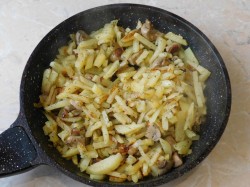 Жареная картошка с шампиньонами на сковороде