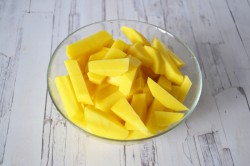 название картинки Жареная картошка с тушенкой на сковороде