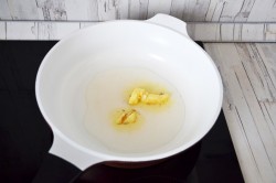 название картинки Жареная картошка с тушенкой на сковороде