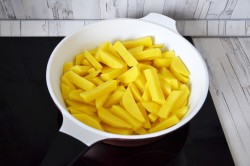 название картинки Жареная картошка с тушенкой на сковороде