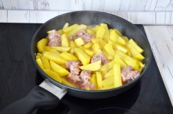 название картинки Жареная картошка с тушенкой на сковороде