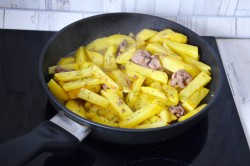 название картинки Жареная картошка с тушенкой на сковороде