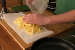 название картинки Жареная картошка с вешенками на сковороде