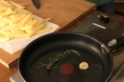 название картинки Жареная картошка с вешенками на сковороде
