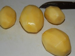 Жареная картошка с яйцом на сковороде