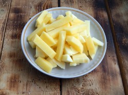 Жареная картошка с яйцом на сковороде