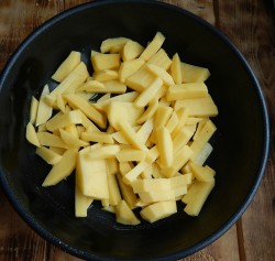 Жареная картошка с яйцом на сковороде