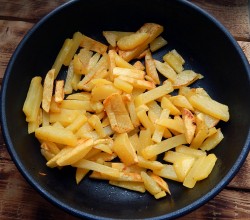 Жареная картошка с яйцом на сковороде