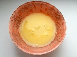 Жареная картошка с яйцом на сковороде