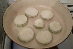 название картинки Жареные в муке кабачки на сковороде