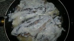 Жареный карась в сметане на сковороде