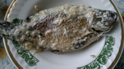 Жареный карась в сметане на сковороде