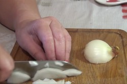 название картинки Жареное куриное филе на сковороде с луком