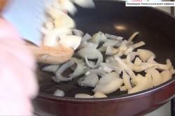 название картинки Жареное куриное филе на сковороде с луком