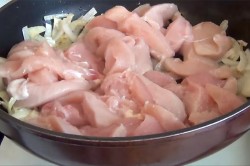 название картинки Жареное куриное филе на сковороде с луком